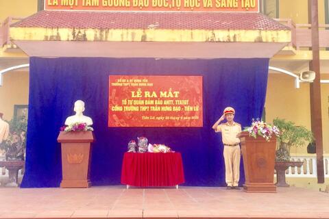 Một số ảnh trong Lễ ra mắt tổ tự quản bảo đảm ANTT, TTATGT cổng trường THPT Trần Hưng Đạo