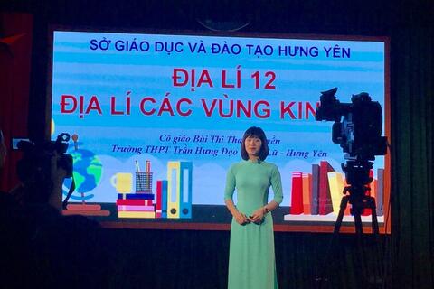 Những hình ảnh trong buổi ghi hình đợt 3 Dạy học trên truyền hình môn Địa Lý 12 - GV: Bùi Thị Thanh Tuyền