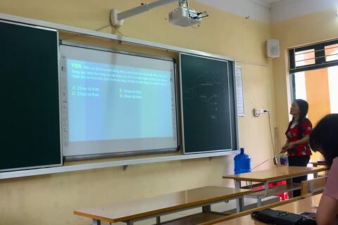 Một số hình ảnh các thầy cô Nhóm Lý sinh hoạt chuyên môn theo hướng nghiên cứu bài học