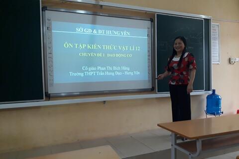 SINH HOẠT CHUYÊN MÔN CỦA TỔ LÍ - TIN CHUẨN BỊ CHO VIỆC DẠY HỌC TRÊN ĐÀI PHÁT THANH VÀ TRUYỀN HÌNH HƯNG YÊN