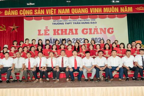 TRƯỜNG THPT TRẦN HƯNG ĐẠO ĐÓN CHÀO NĂM HỌC MỚI