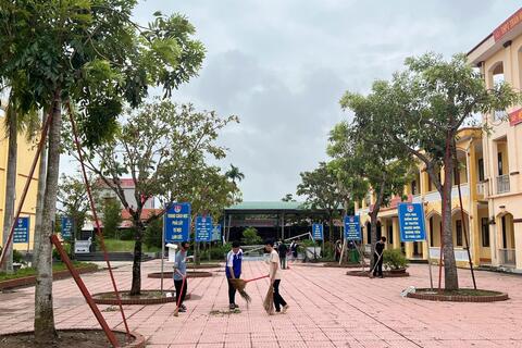 THẦY VÀ TRÒ TRƯỜNG THPT TRẦN HƯNG ĐẠO CHUNG TAY LÀM SẠCH TRƯỜNG SAU BÃO YAGI