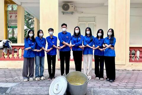 CLB Tình nguyện với chương trình "nồi cháo nhân ái"