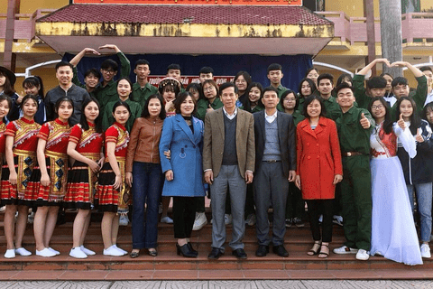 Trường THPT Trần Hưng Đạo tổ chức hoạt động tuyên truyền và tổ chức kỷ niệm 77 năm ngày thành lập Quân đội nhân dân Việt Nam (22/12/1944 - 22/12/2021) và 32 năm ngày Hội Quốc phòng toàn dân ( 22/12/1989- 22/12/2021)