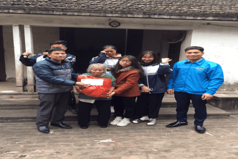 Trường THPT Trần Hưng Đạo chung tay chăm lo Tết cho người nghèo