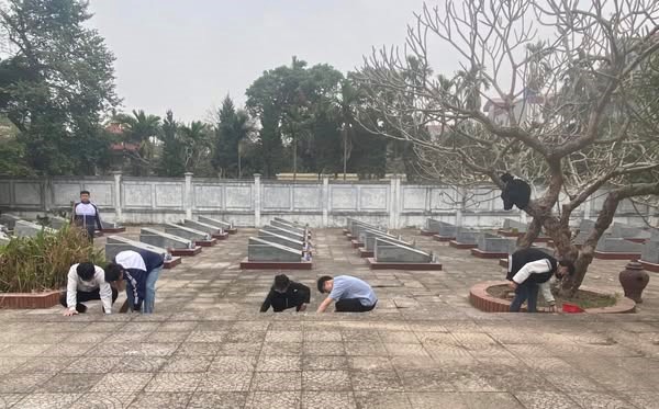 HỌC SINH TRƯỜNG THPT TRẦN HƯNG ĐẠO DỌN DẸP NGHĨA TRANG LIỆT SĨ TRƯỚC THỀM XUÂN
