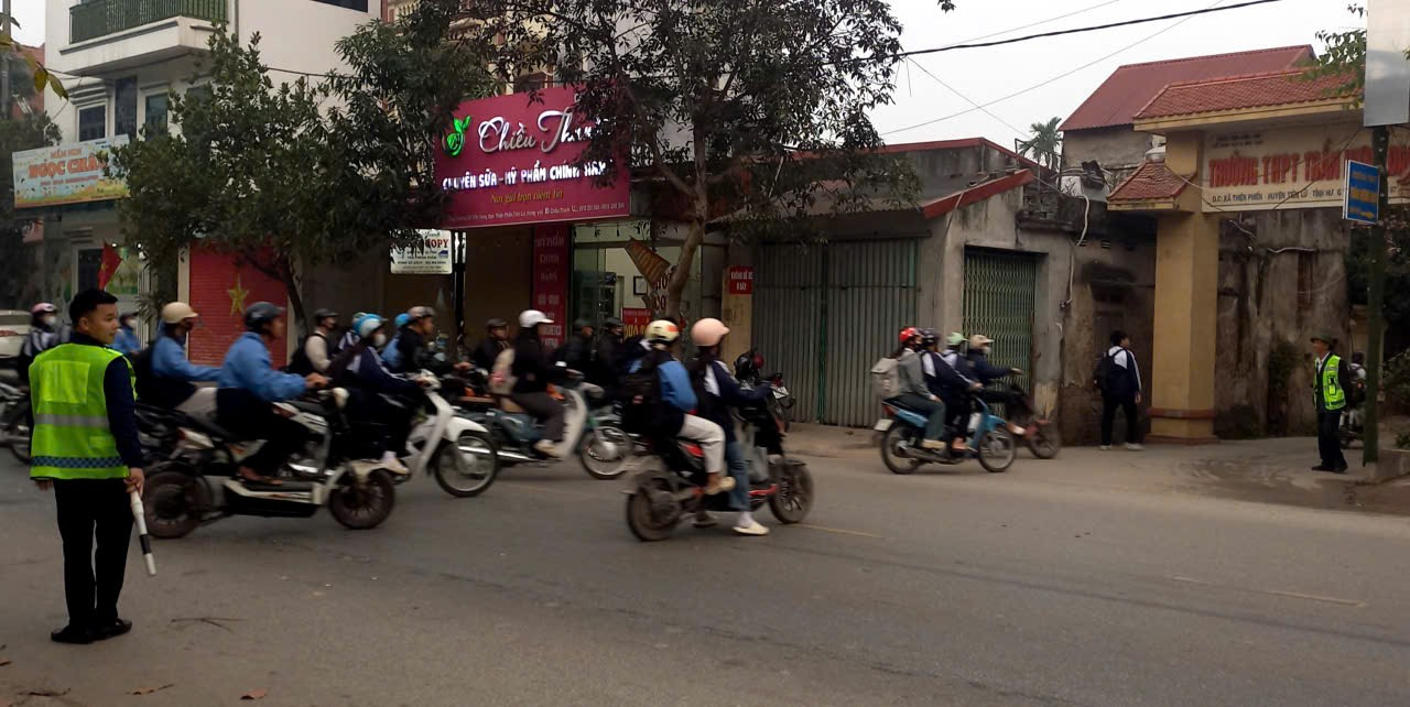 <a href='https://thpttranhungdao.hungyen.edu.vn/tin-tuc/diem-sang-mo-hinh-hoat-dong-cua-to-tu-quan-dam-bao-ttatgt-tai-cong-truong-thpt-tran-hung-dao.html'>ĐIỂM SÁNG MÔ HÌNH HOẠT ĐỘNG CỦA TỔ TỰ QUẢN ĐẢM BẢO TTATGT TẠI CỔNG TRƯỜNG THPT TRẦN HƯNG ĐẠO</a>