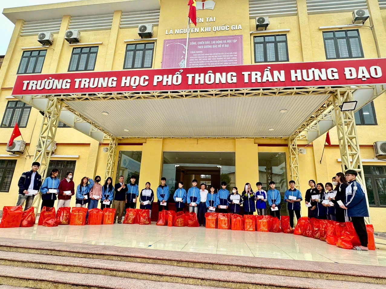 TRƯỜNG THPT TRẦN HƯNG ĐẠO: LAN TỎA YÊU THƯƠNG –  NÂNG CAO NHẬN THỨC SỨC KHỎE HỌC ĐƯỜNG