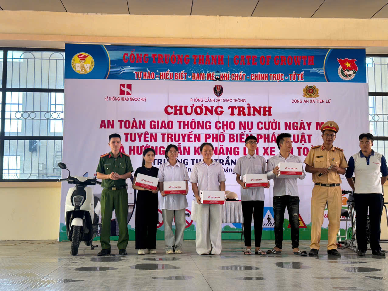 TRƯỜNG THPT TRẦN HƯNG ĐẠO TỔ CHỨC THÀNH CÔNG CHƯƠNG TRÌNH NGOẠI KHÓA "AN TOÀN GIAO THÔNG CHO NỤ CƯỜI NGÀY MAI"