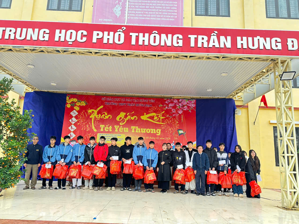 <a href='https://thpttranhungdao.hungyen.edu.vn/tin-tuc/thpt-tran-hung-dao-khi-xuan-gan-ket-det-nen-nhung-mua-tet-yeu-thuong.html'>THPT Trần Hưng Đạo: Khi "Xuân gắn kết" dệt nên những mùa "Tết yêu thương"</a>