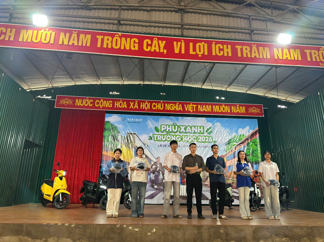 <a href='https://thpttranhungdao.hungyen.edu.vn/tin-tuc/chung-tay-vi-mot-tuong-lai-xanh-va-an-toan-tren-moi-neo-duong.html'>CHUNG TAY VÌ MỘT TƯƠNG LAI XANH VÀ AN TOÀN TRÊN MỌI NẺO ĐƯỜNG!</a>